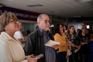 Contribuyentes pagando predial en Saltillo.