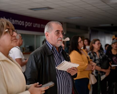 Contribuyentes pagando predial en Saltillo.