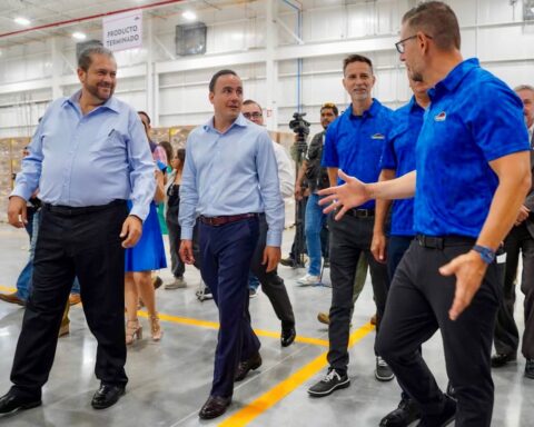 Alcalde Tomás Gutiérrez y gobernador Manolo Jiménez recorriendo la industria en Ramos Arizpe.