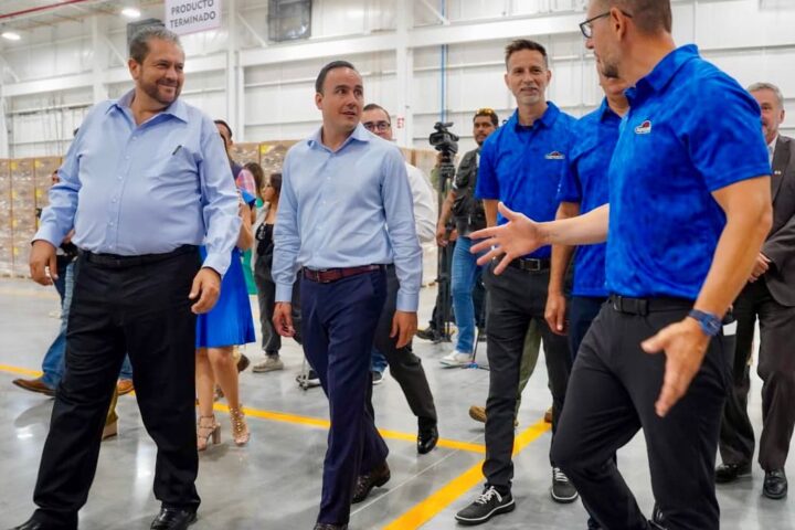 Alcalde Tomás Gutiérrez y gobernador Manolo Jiménez recorriendo la industria en Ramos Arizpe.