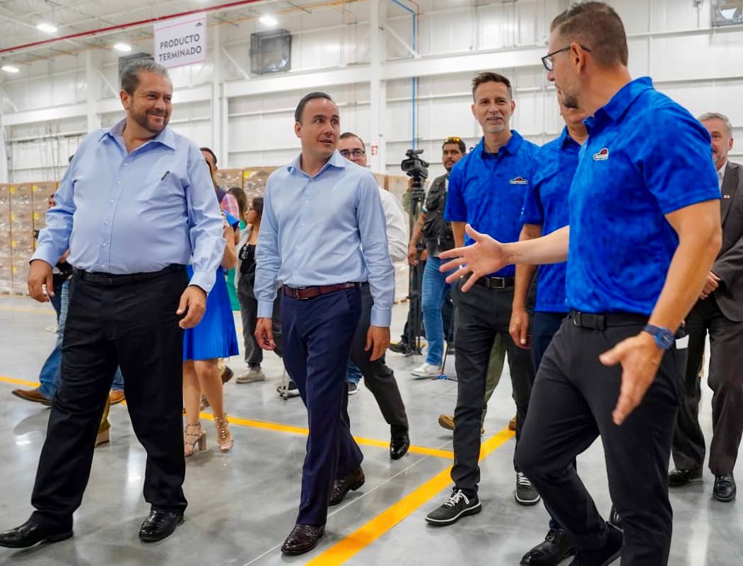 Alcalde Tomás Gutiérrez y gobernador Manolo Jiménez recorriendo la industria en Ramos Arizpe.