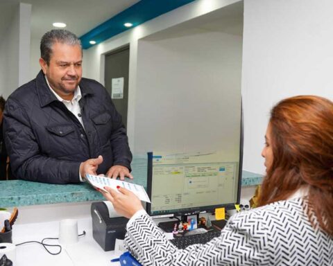 Alcalde de Ramos Arizpe pagando el predial.