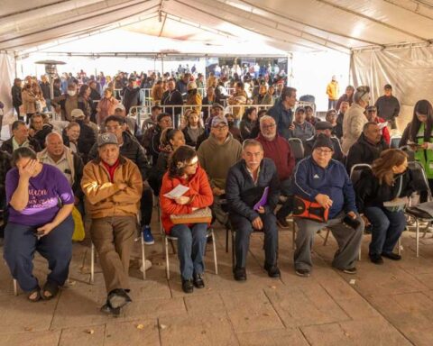 Saltillenses formados para el pago del predial.