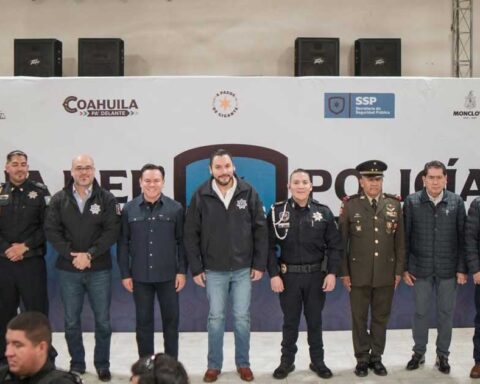 Reconocimiento a policías en Monclova.