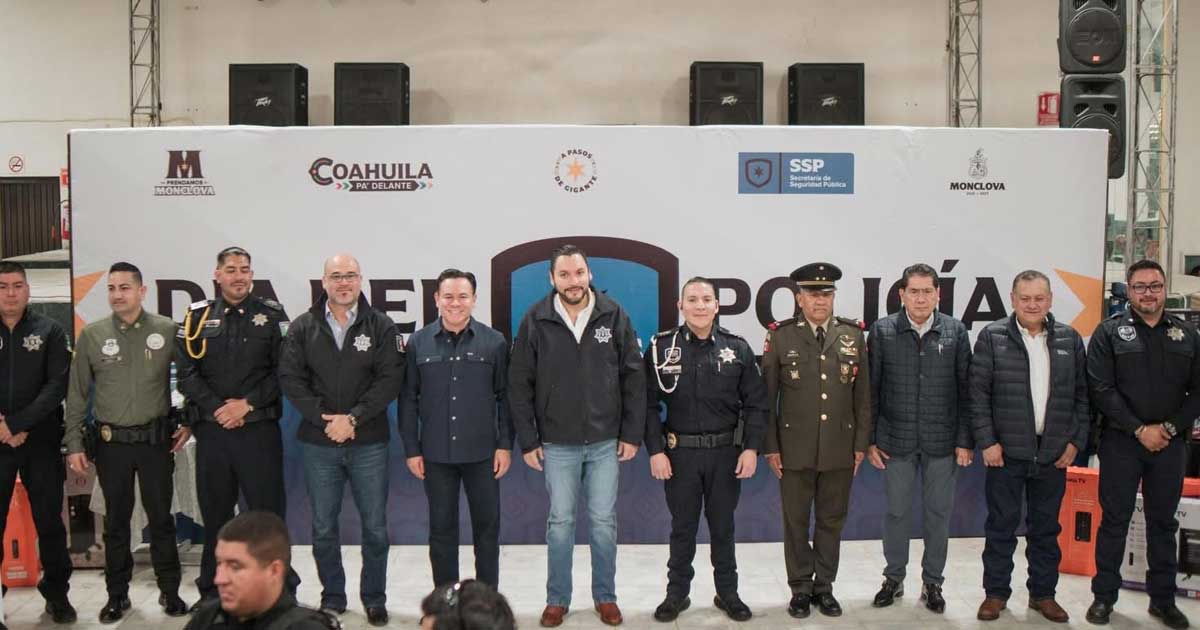 Reconocimiento a policías en Monclova.