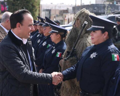 Manolo Jiménez y policías