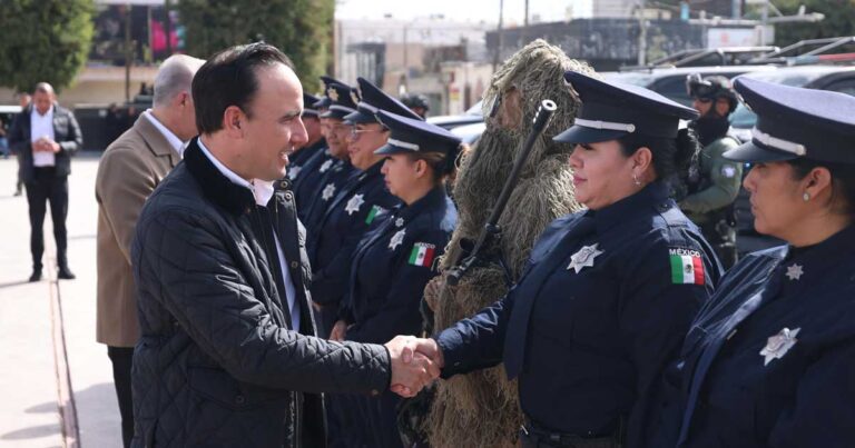 Manolo Jiménez y policías