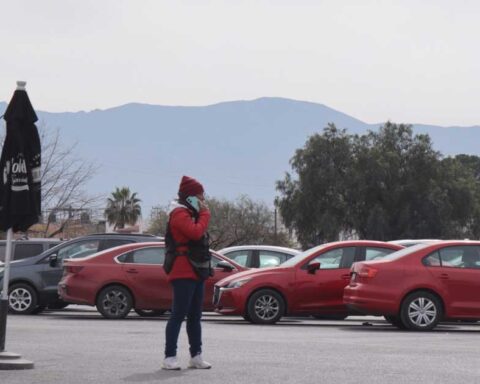 Mujer abrigada en Saltillo.