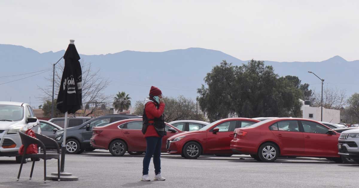 Mujer abrigada en Saltillo.
