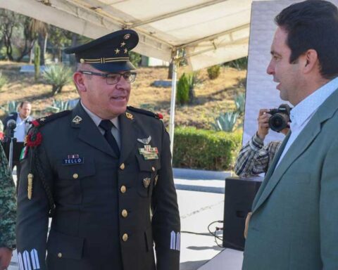Luis Adolfo Márquez Tello, nuevo comandante del 69 Batallón de Infantería y el alcalde de Saltillo Javier Díaz.
