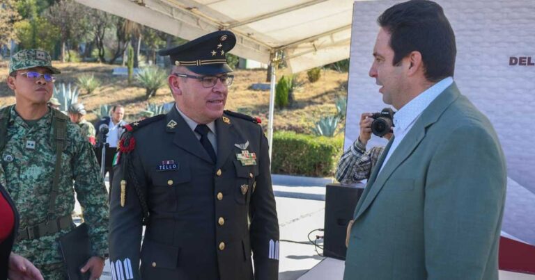 Luis Adolfo Márquez Tello, nuevo comandante del 69 Batallón de Infantería y el alcalde de Saltillo Javier Díaz.
