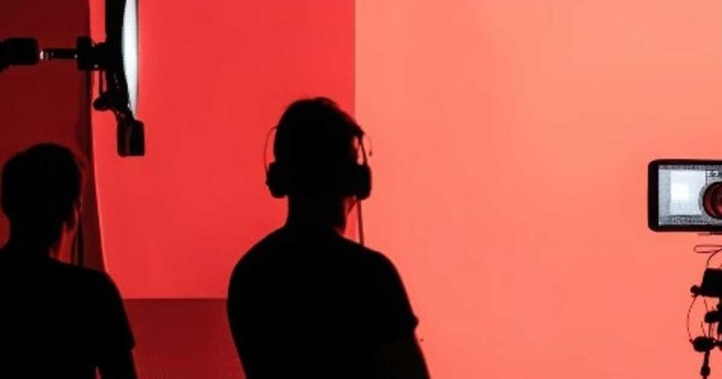 Siluetas de personas en proyecto cinematográfico.