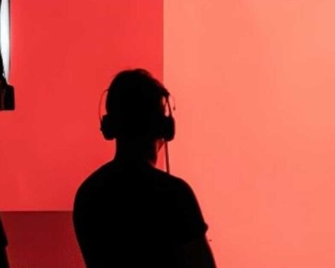 Siluetas de personas en proyecto cinematográfico.