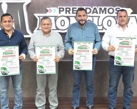 Alcalde de Monclova Carlos Villarreal y funcionarios presentando poster con incentivos para el pago del predial.