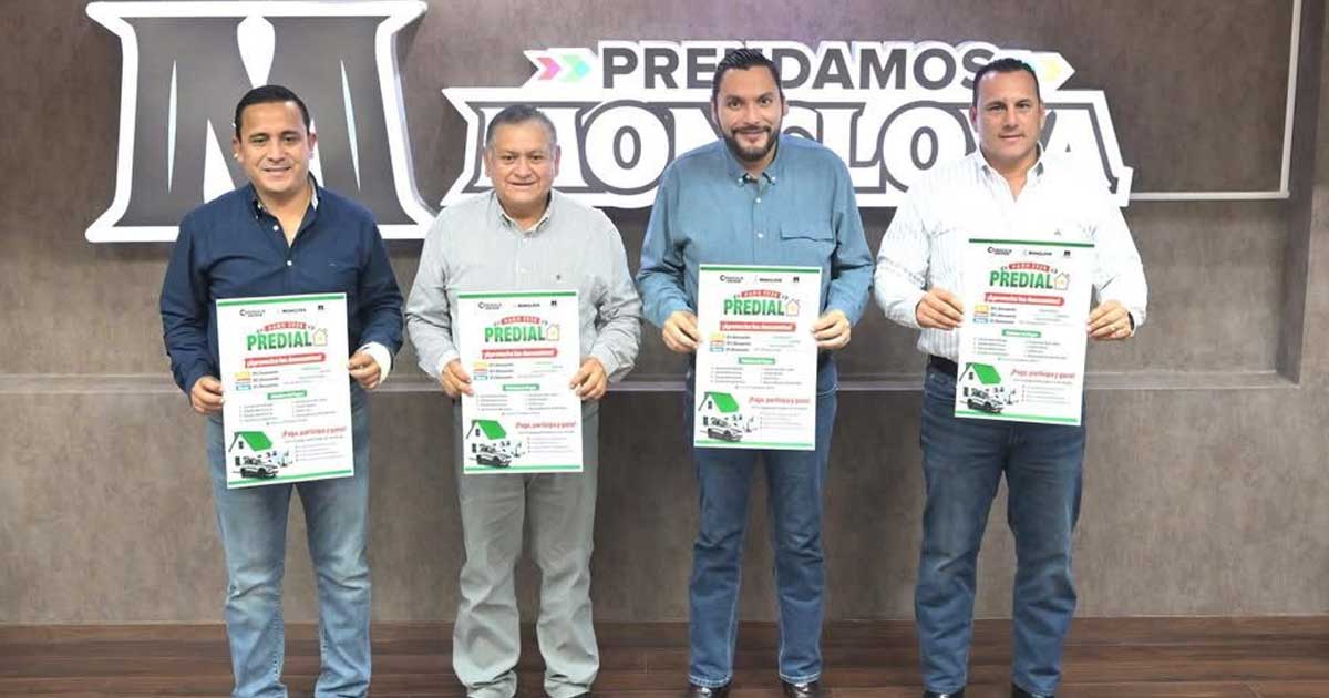 Alcalde de Monclova Carlos Villarreal y funcionarios presentando poster con incentivos para el pago del predial.