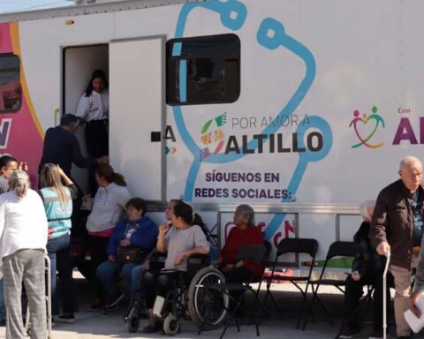 Camión con servicios de Amor en Movimiento atendiendo a personas en Saltillo.