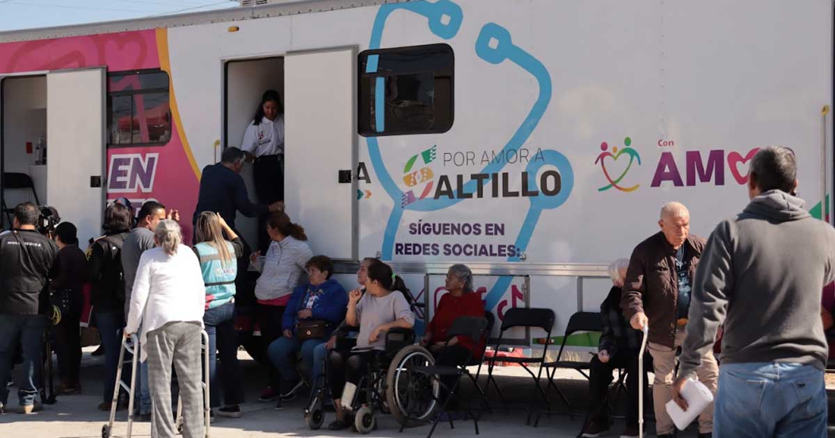 Camión con servicios de Amor en Movimiento atendiendo a personas en Saltillo.