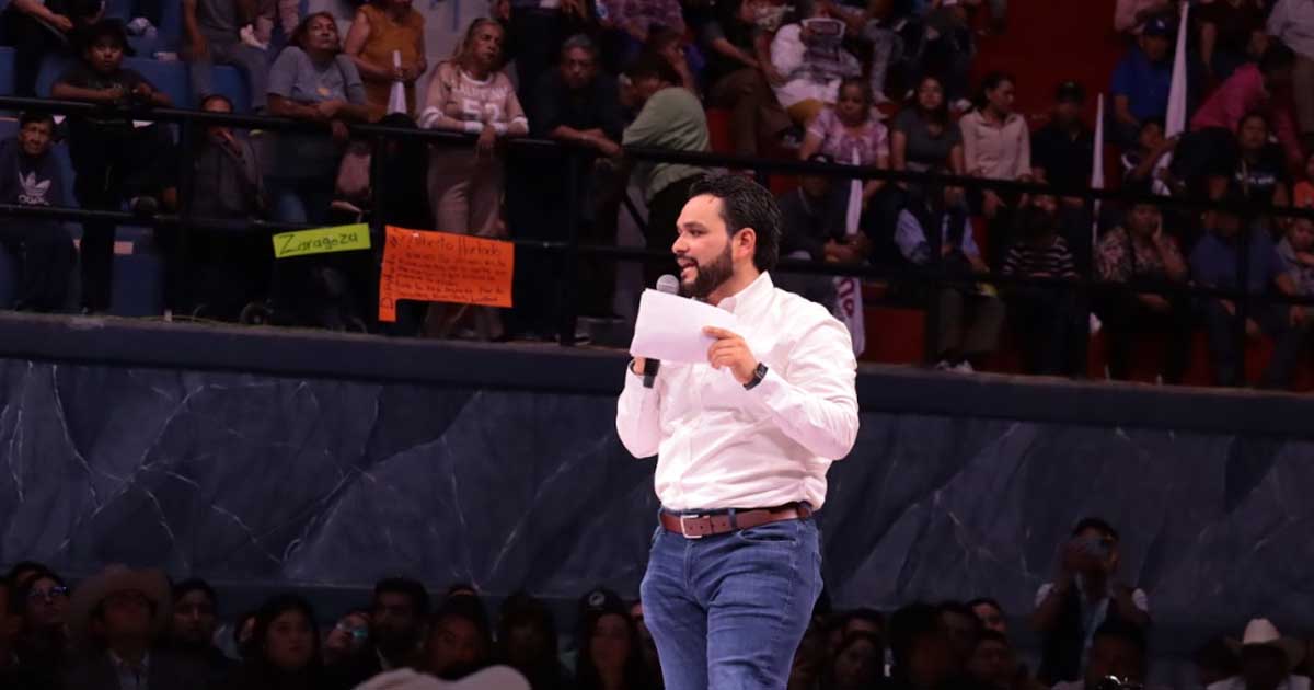 Alberto Hurtado, diputado local de Coahuila, durante su informe de actividades.