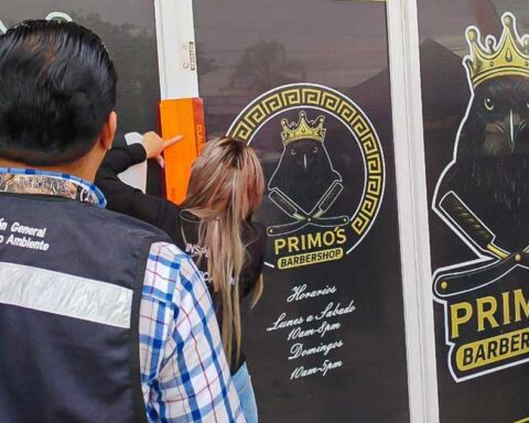 Tra bajadores clausurando barbería en Torreón.