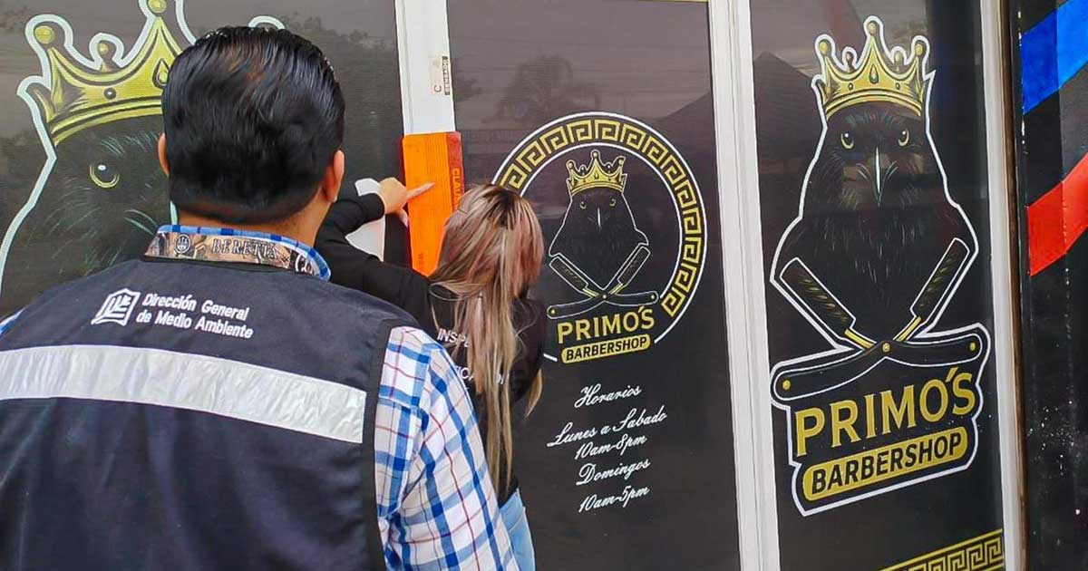 Tra bajadores clausurando barbería en Torreón.