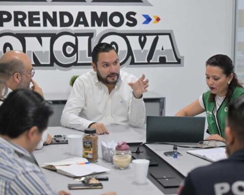 Alcalde Carlos Villarreal en reunión en Monclova.