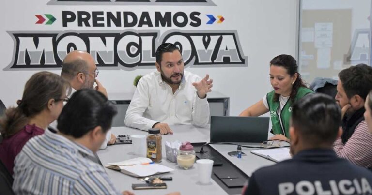 Alcalde Carlos Villarreal en reunión en Monclova.