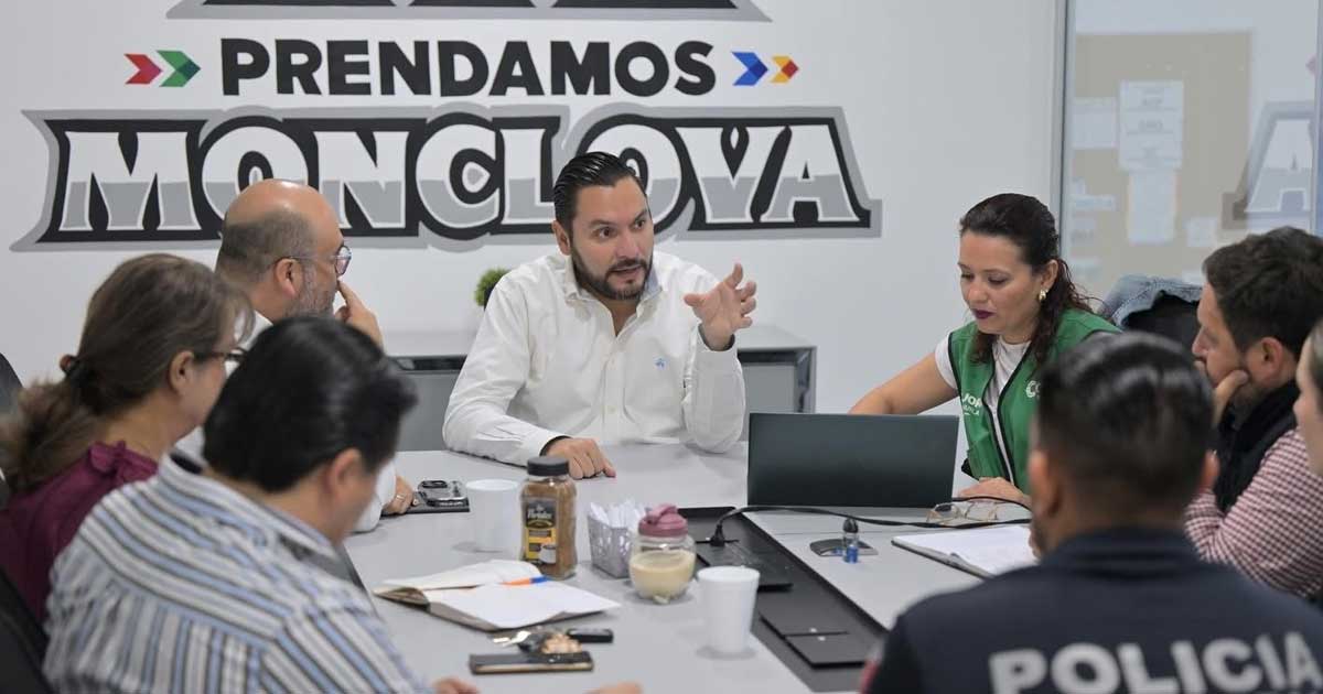 Alcalde Carlos Villarreal en reunión en Monclova.