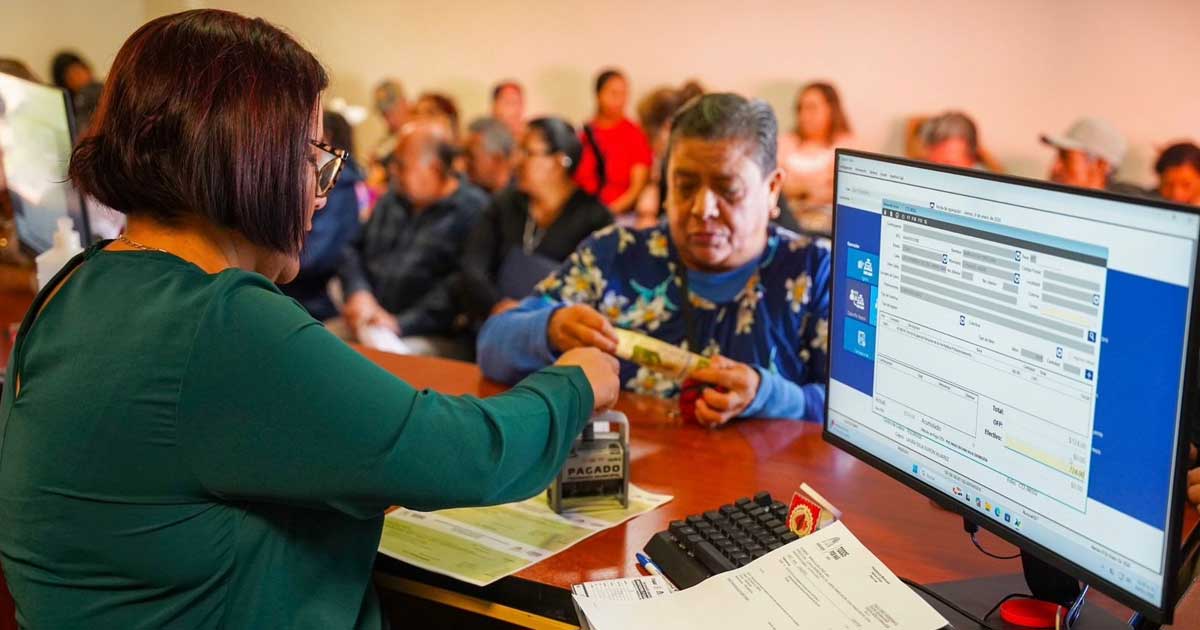 Mujer pagando el predial en Ramos Arizpe.