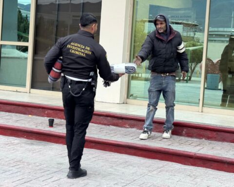 Elemento de la AIC entregando una cobija a un hombre en Saltillo.