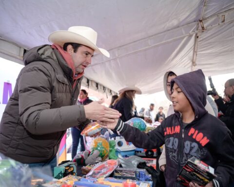 Alcalde Javier Díaz entregando juguetes.