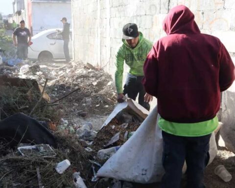 Hombres limpiando callejones en Saltillo.