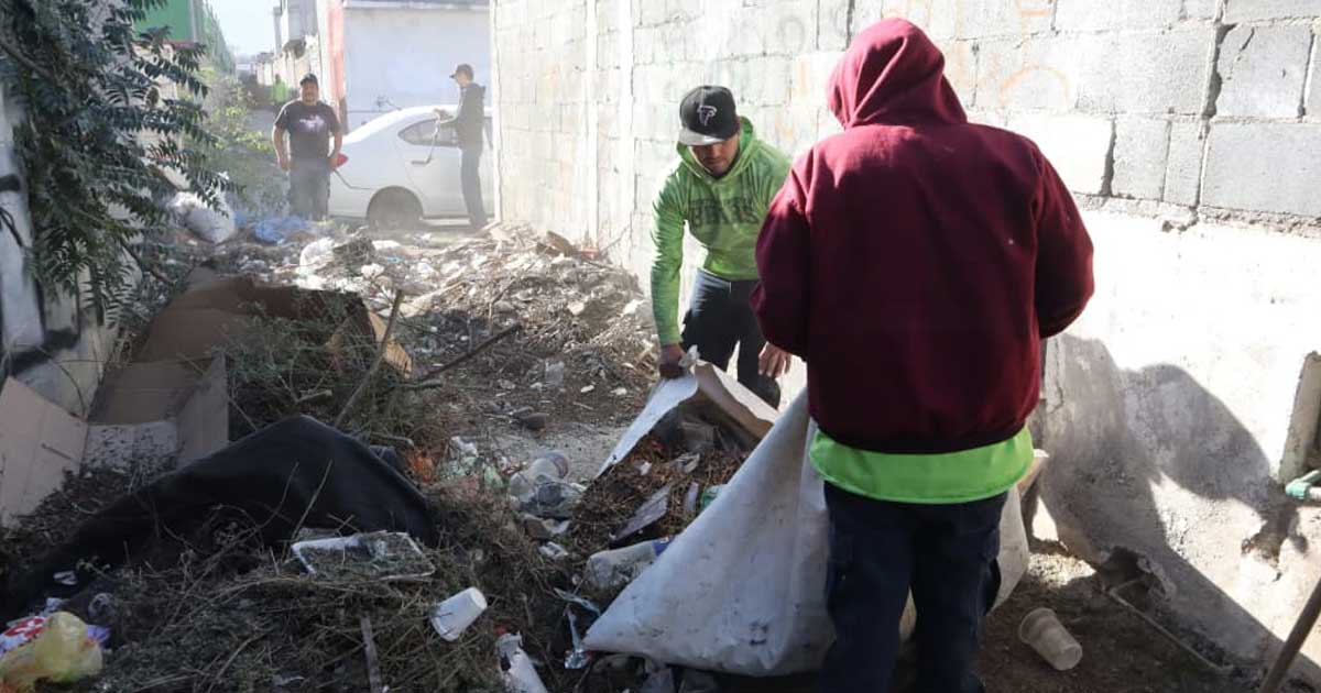Hombres limpiando callejones en Saltillo.