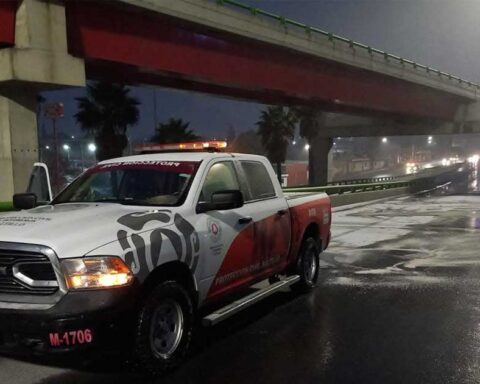 Camioneta de PC recorriendo las calles de Saltillo.
