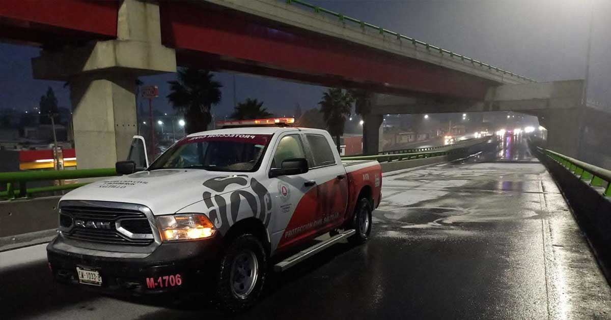 Camioneta de PC recorriendo las calles de Saltillo.