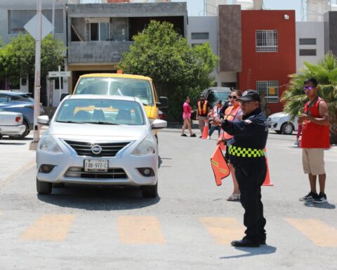 Agente dirigiendo el tránsito en Saltillo.