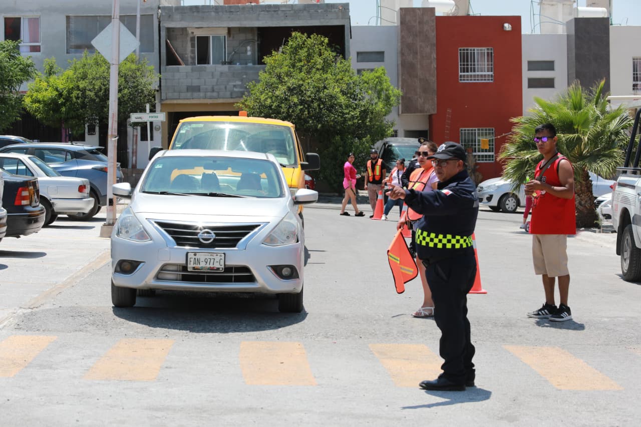 Agente dirigiendo el tránsito en Saltillo.