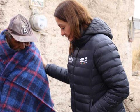 Hombre recibiendo abrigo en Parras de la Fuente.