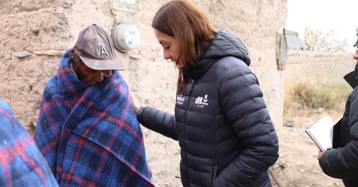 Hombre recibiendo abrigo en Parras de la Fuente.