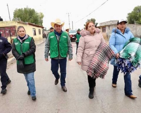 Personal de Mejora Coahuila repartiendo cobijas en comunidades.