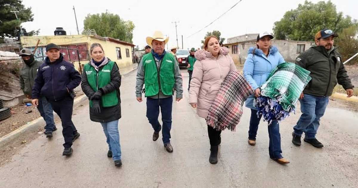 Personal de Mejora Coahuila repartiendo cobijas en comunidades.