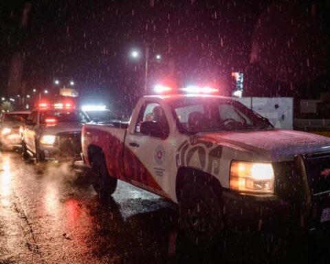 Camionetas de Protección Civil recooriendo la ciudad durante el frente frío en Saltillo.