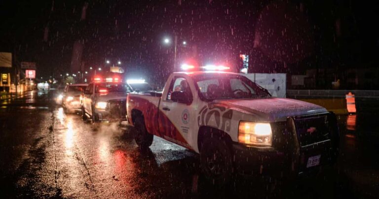 Camionetas de Protección Civil recooriendo la ciudad durante el frente frío en Saltillo.