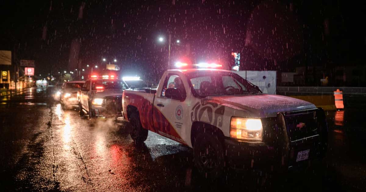 Camionetas de Protección Civil recooriendo la ciudad durante el frente frío en Saltillo.
