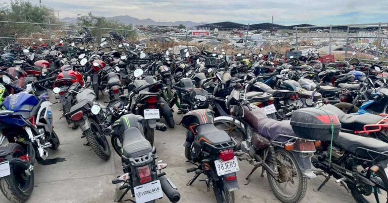 Motocicletas retenidas en operativos en Torreón.