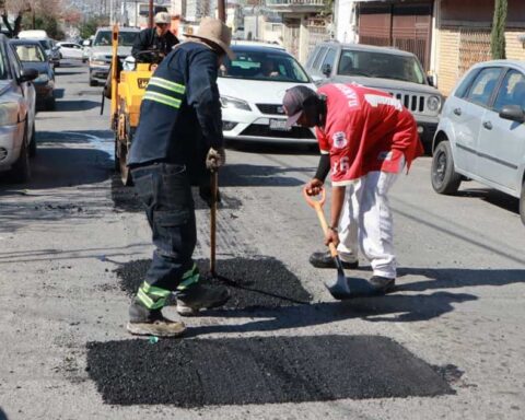 Trabajadores reparando pavimento de una calle en Saltillo.