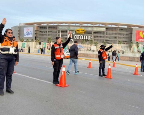 Agentes viales alrededor del TSM Corona.