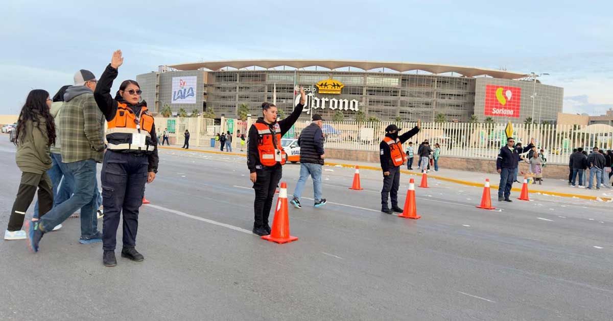 Agentes viales alrededor del TSM Corona.