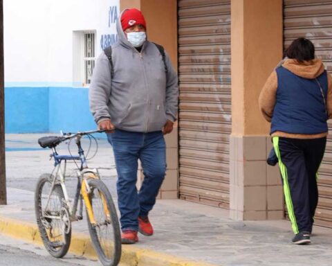 Personas caminando abrigadas por calles de Parras de la Fuente.
