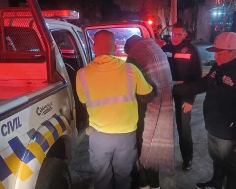Hombre siendo auxiliado por elementos de Protección Civil en Torreón.