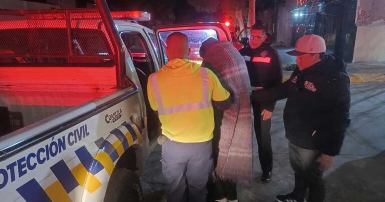 Hombre siendo auxiliado por elementos de Protección Civil en Torreón.